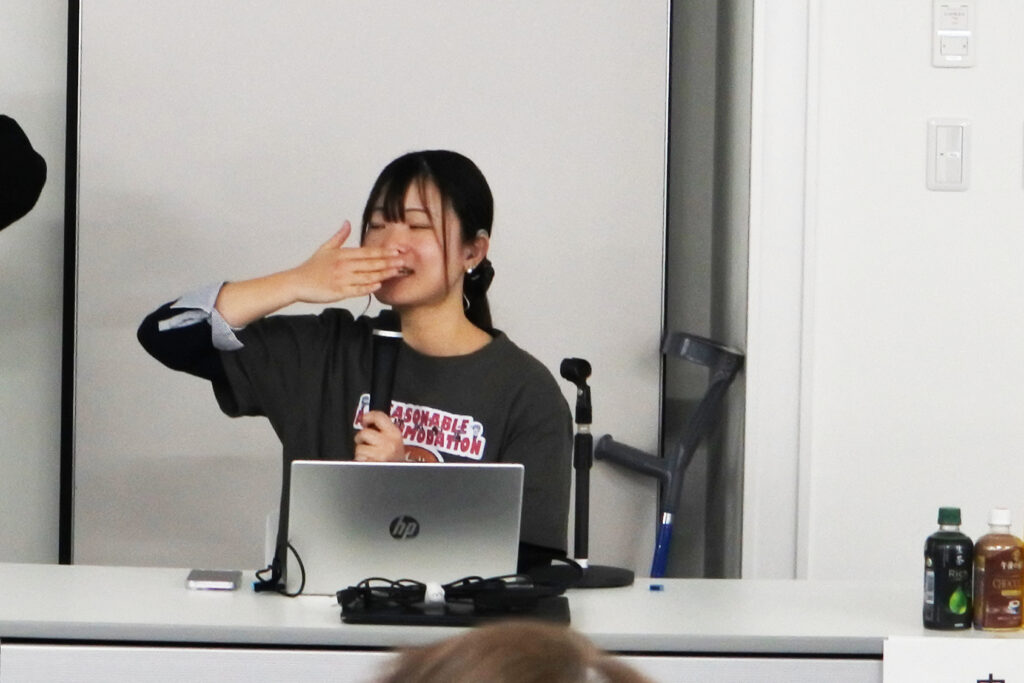 鈴音さんが口元に手をあてて、ティッシュをつかっての発声練習を説明している。