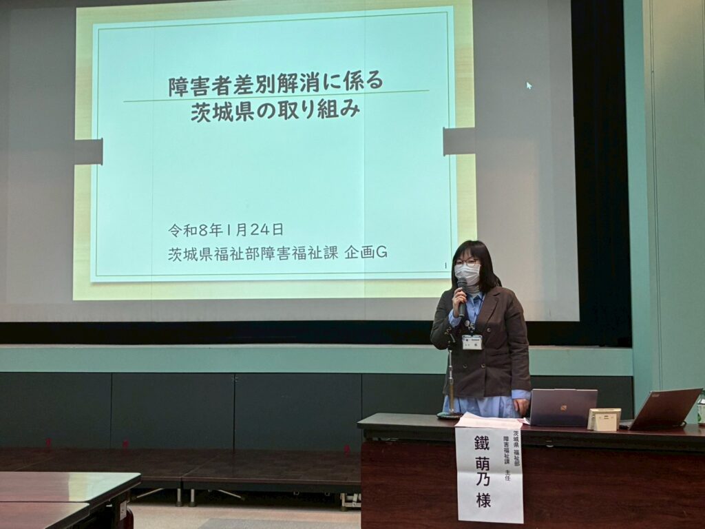 お話の前に起立して挨拶をする茨城県の鐵さん