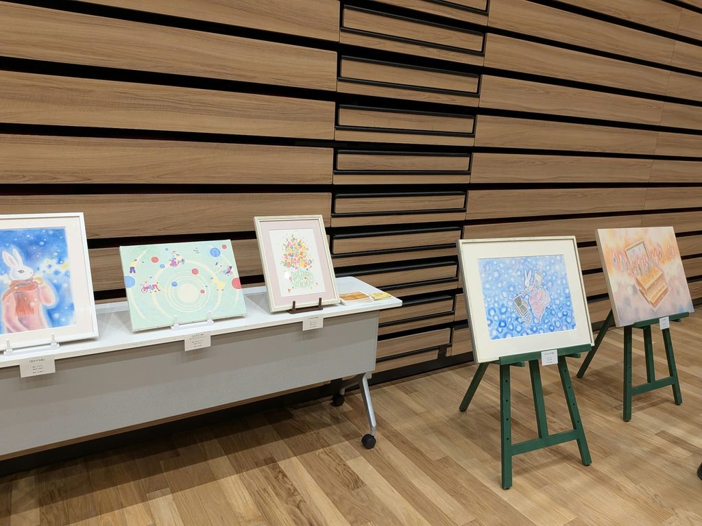 辻友紀子さんの作品　淡い色合いのパステル画でうさぎが描かれている作品が多い